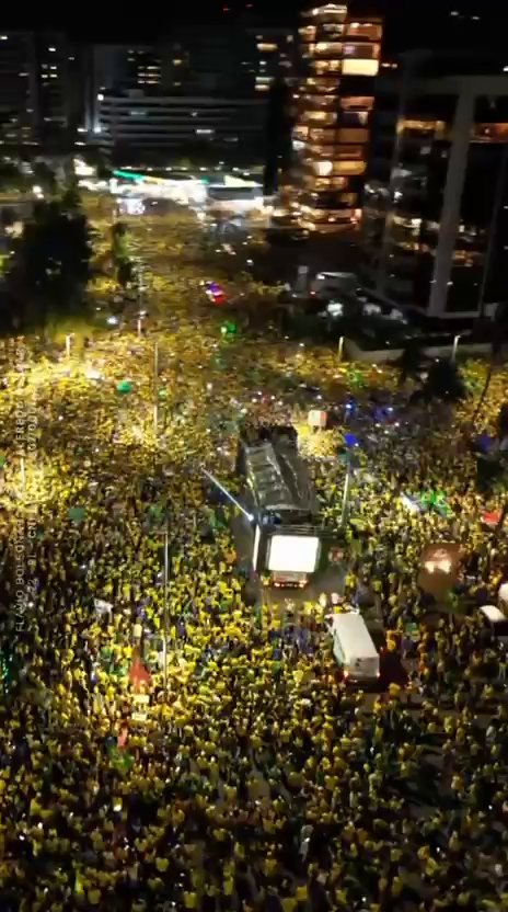 Alagoanos lotam a orla de Maceió em apoio a Flávio Bolsonaro