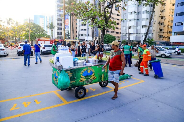 Ambulantes da orla de Maceió ganham quatro espaços de alimentação, mas só parte dos cerca de 300 têm vaga