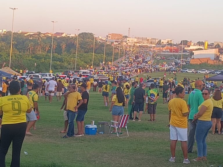 Apoiadores de Flávio Bolsonaro fazem carreata e caminhada em Arapiraca