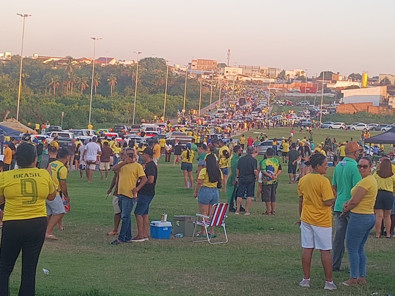Apoiadores de Flávio Bolsonaro fazem carreata e caminhada em Arapiraca