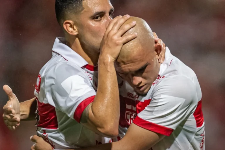 CRB vence o Londrina por 2 a 1, volta ao G-6 e rebaixa o adversário para a Série C