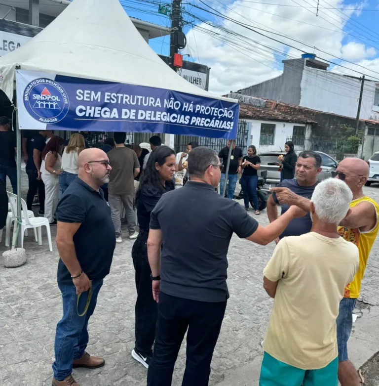 Delegacia da Mulher de Maceió divide banheiro com presos e policiais protestam