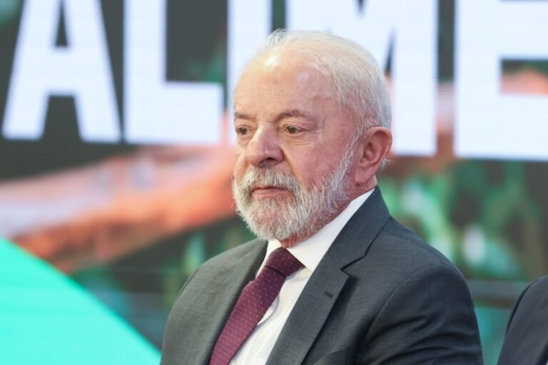 Dois dias após Lula acusar o TSE de ter lado, coligação dele pede suspensão do canal "Tropa do Flávio"
