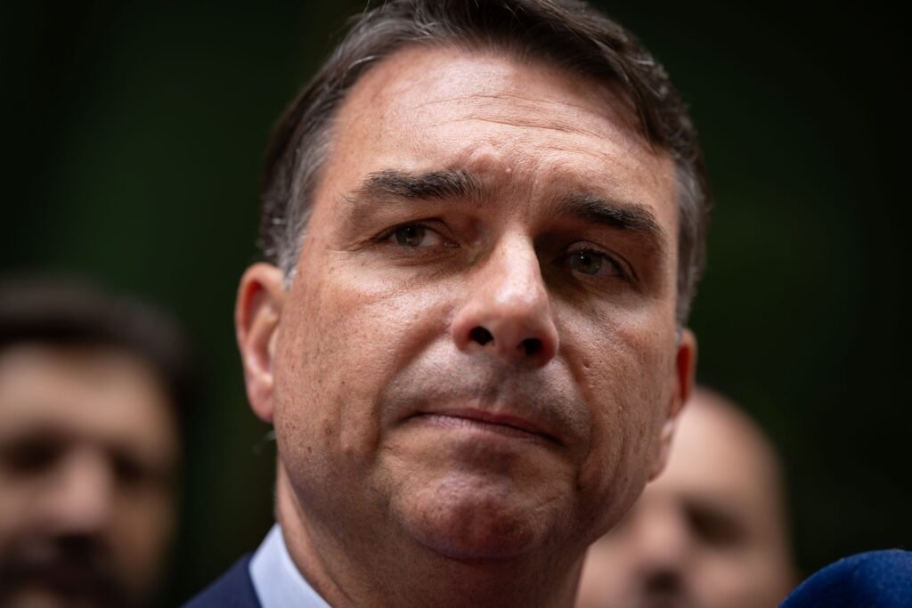 Editorial: Flávio, o passaporte e um precedente que desafia a democracia