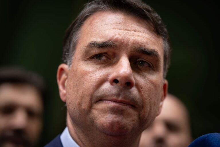 Editorial: Flávio, o passaporte e um precedente que desafia a democracia