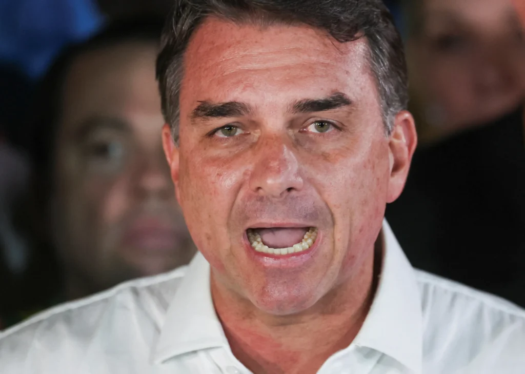 EUA vão emitir vistos para Flávio Bolsonaro e família, diz Departamento de Estado