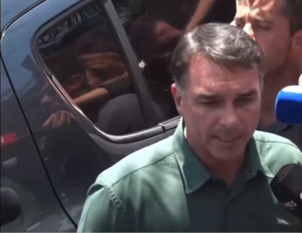 Flávio Bolsonaro diz que vai votar pelo fim da escala 6x1 e cobra compensação do governo