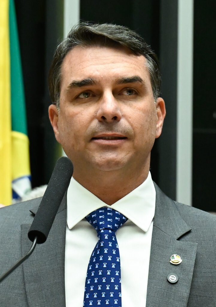 Flávio Bolsonaro vence Lula no Japão com 80% dos votos no segundo turno