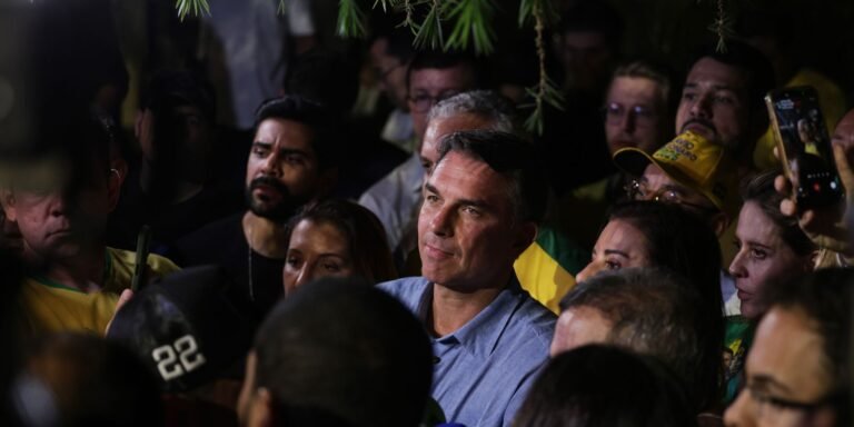 Flávio condiciona abertura de sigilos à conferência dos documentos de Lula