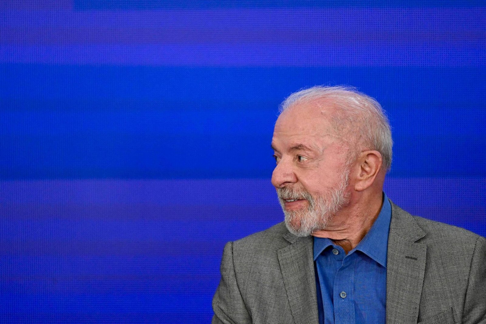 Governo Lula manda zaps em massa sobre Bolsa Família; Flávio pede cassação no TSE