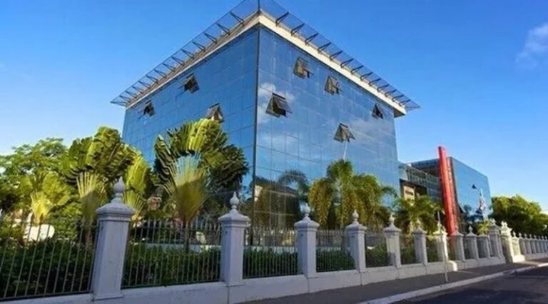Governo Paulo Dantas publica 504 exonerações de comissionados após derrota de Renan Filho
