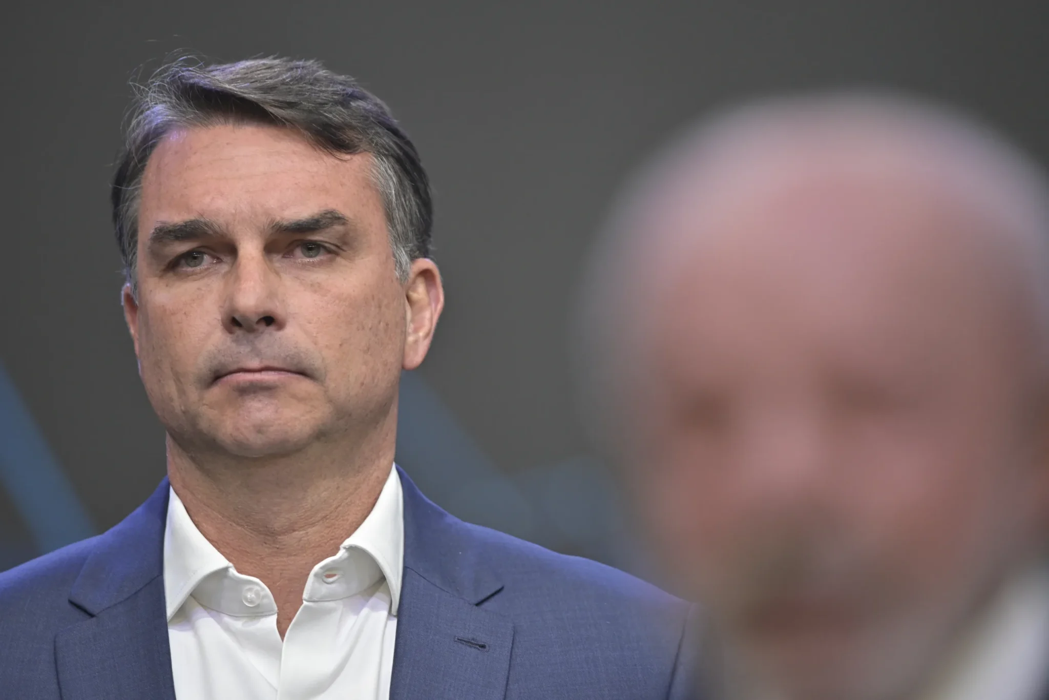 Ibovespa sobe mais de 1% com pesquisa que põe Flávio Bolsonaro à frente de Lula