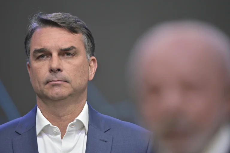 Ibovespa sobe mais de 1% com pesquisa que põe Flávio Bolsonaro à frente de Lula