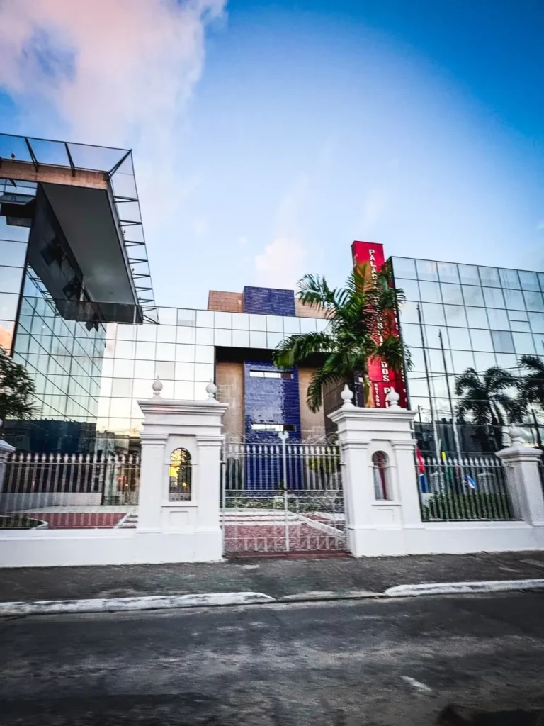 Justiça manda governo de Alagoas liberar a JHC acesso a sistemas do Estado em 24 horas