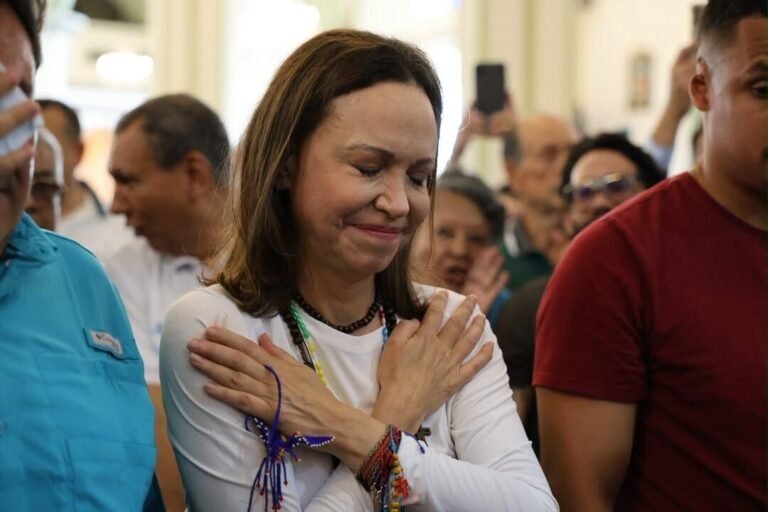 María Corina Machado volta à Venezuela após sete tentativas frustradas