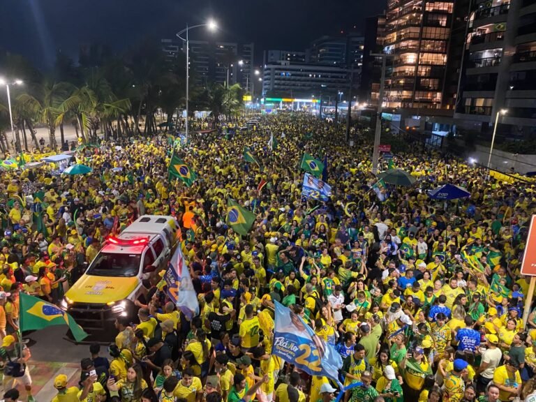 Milhares de apoiadores de Flávio Bolsonaro tomam a orla de Maceió no Bloco do 22