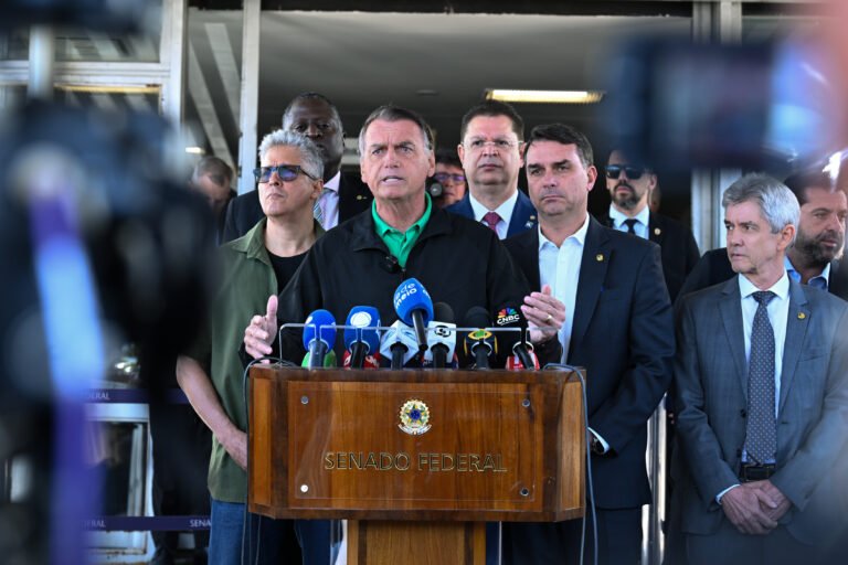 Moraes autoriza Flávio Bolsonaro a voltar a visitar o pai em prisão domiciliar