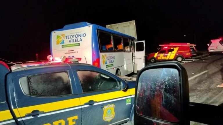 Motorista morre e 11 universitários ficam feridos em batida de ônibus na BR-101