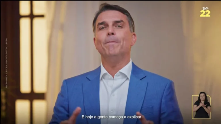 Programa de Flávio Bolsonaro vai ao ar sem som na TV, e ele diz que "não existe coincidência"