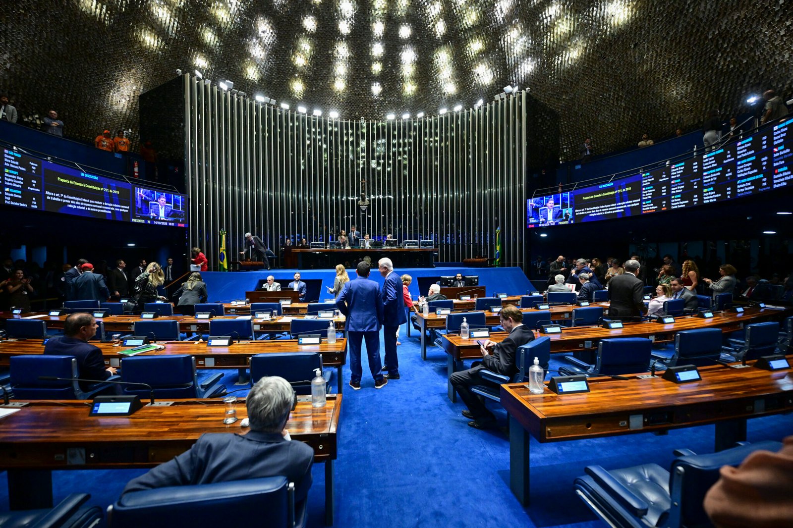 Senado aprova fim da escala 6x1 em 1º turno a 11 dias do segundo turno da eleição