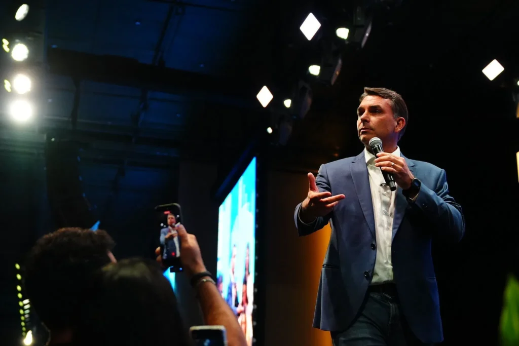 TSE manda Lula tirar do ar propaganda que associa Flávio Bolsonaro a assédio