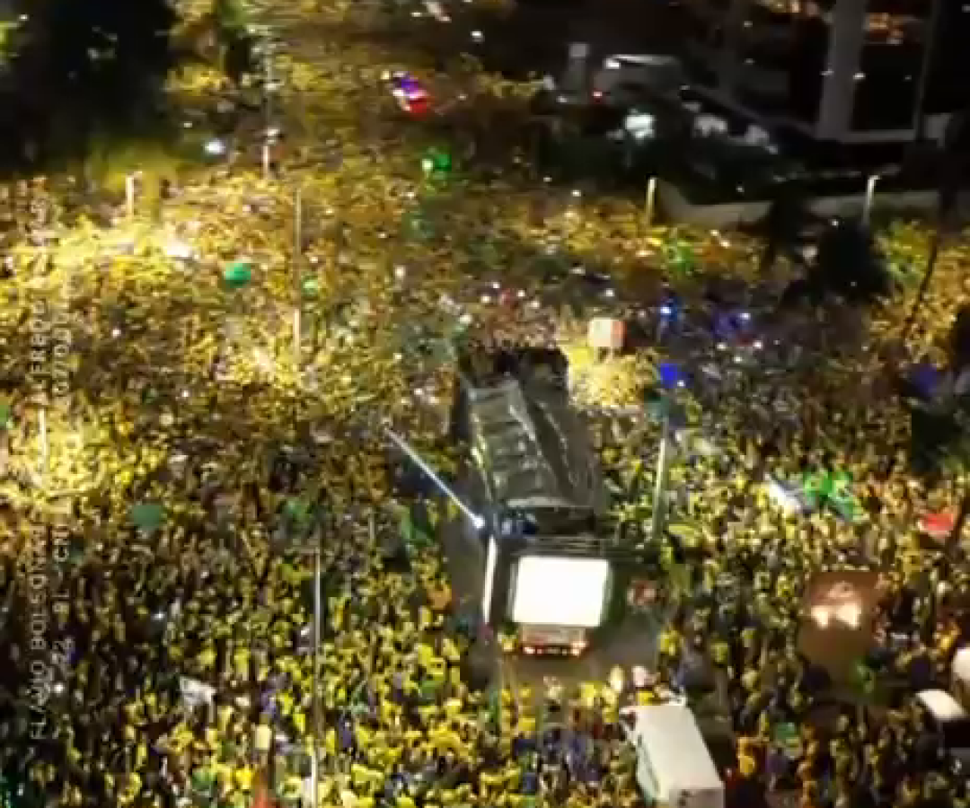 Alagoanos lotam a orla de Maceió em apoio a Flávio Bolsonaro