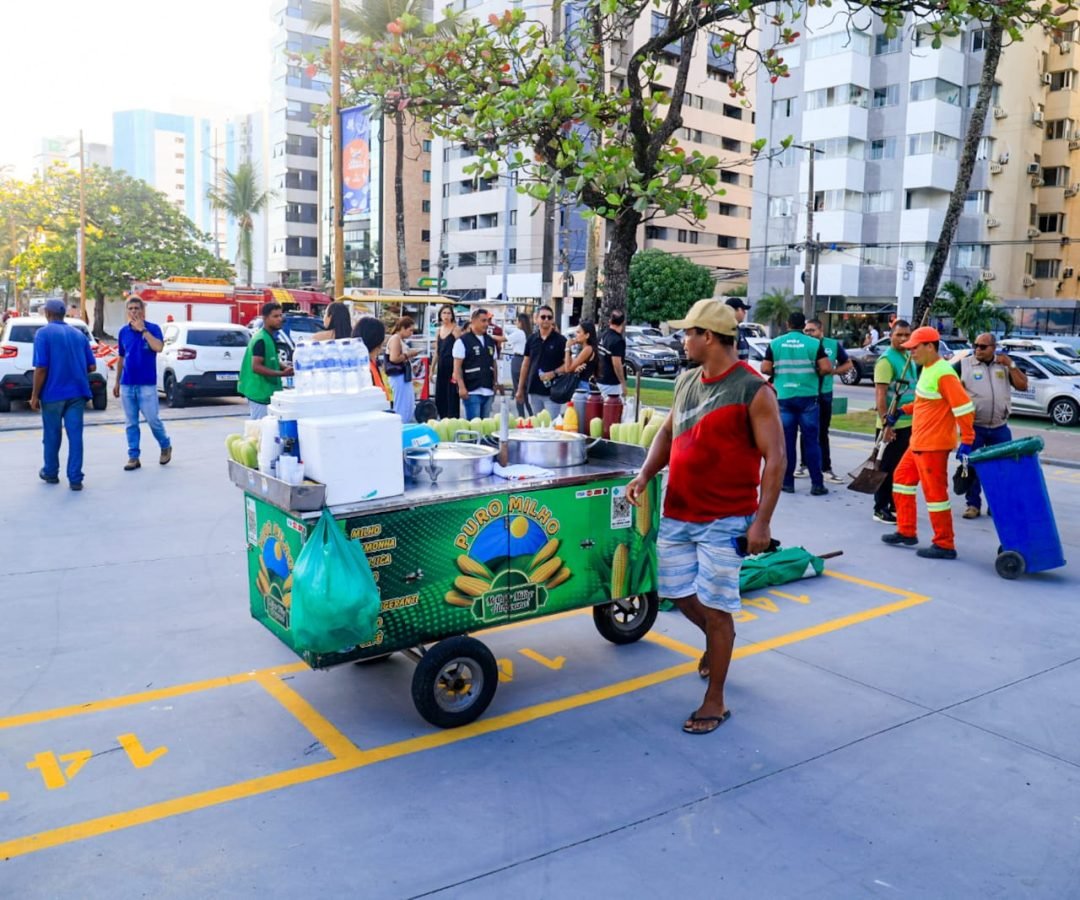 Ambulantes da orla de Maceió ganham quatro espaços de alimentação, mas só parte dos cerca de 300 têm vaga