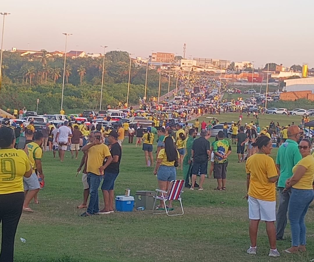 Apoiadores de Flávio Bolsonaro fazem carreata e caminhada em Arapiraca