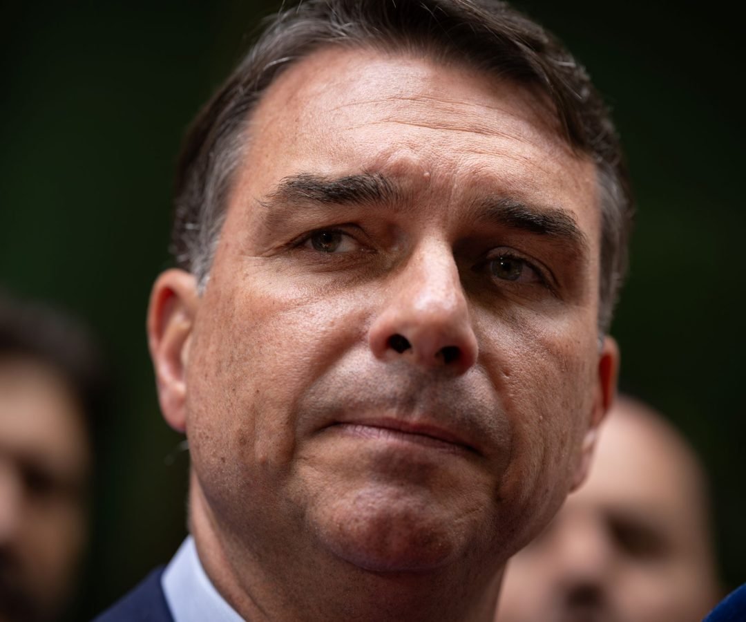 Editorial: Flávio, o passaporte e um precedente que desafia a democracia
