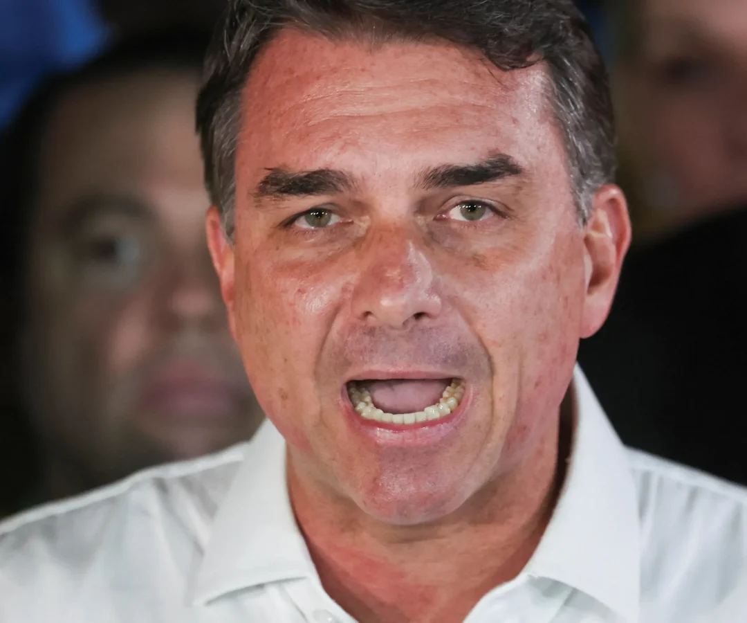 EUA vão emitir vistos para Flávio Bolsonaro e família, diz Departamento de Estado