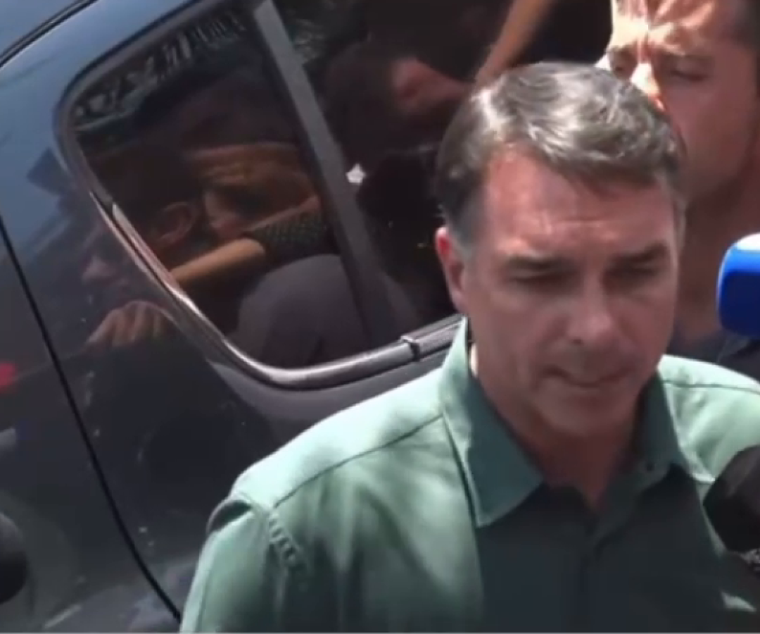 Flávio Bolsonaro diz que vai votar pelo fim da escala 6x1 e cobra compensação do governo