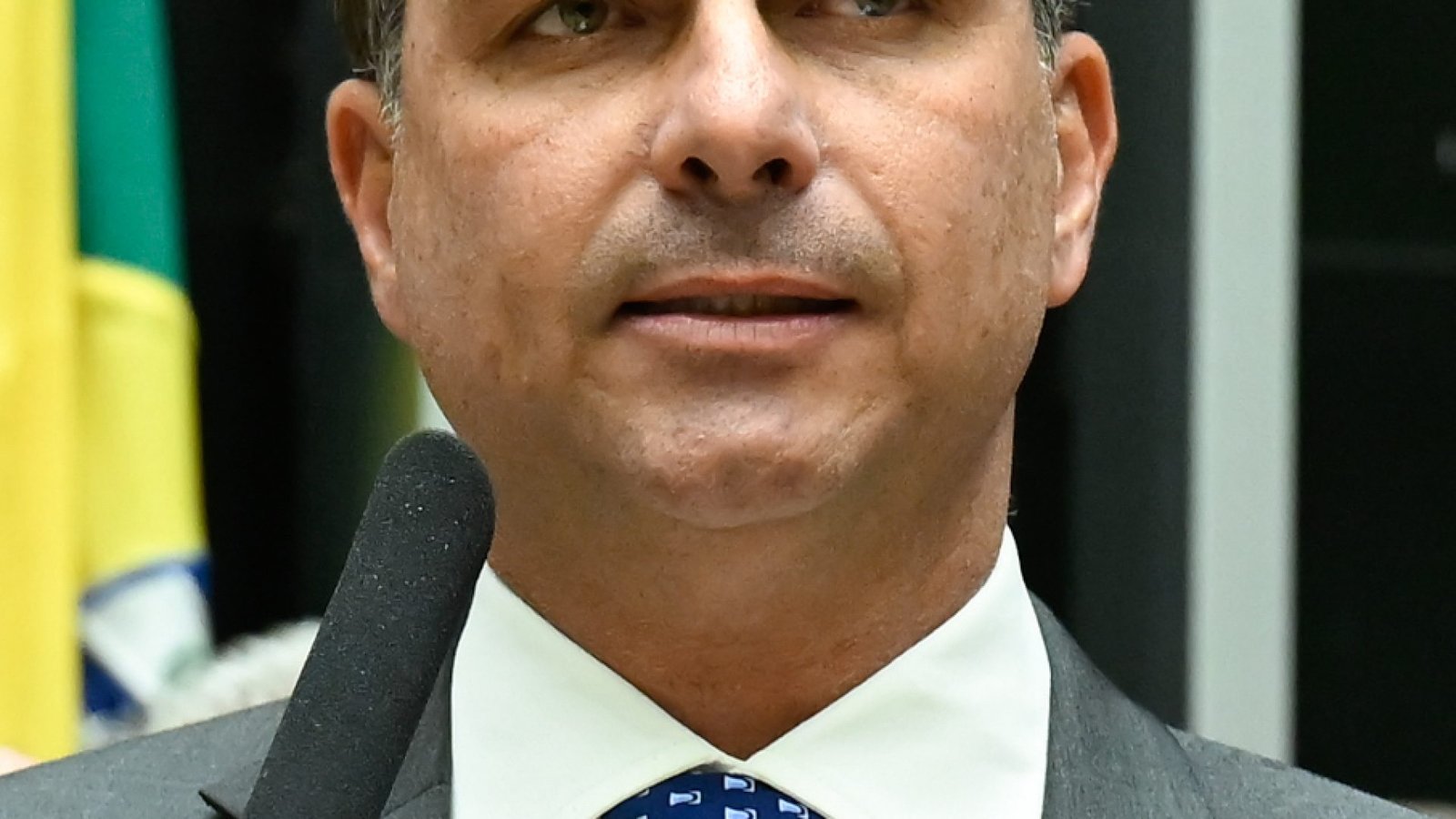 Flávio Bolsonaro vence Lula no Japão com 80% dos votos no segundo turno