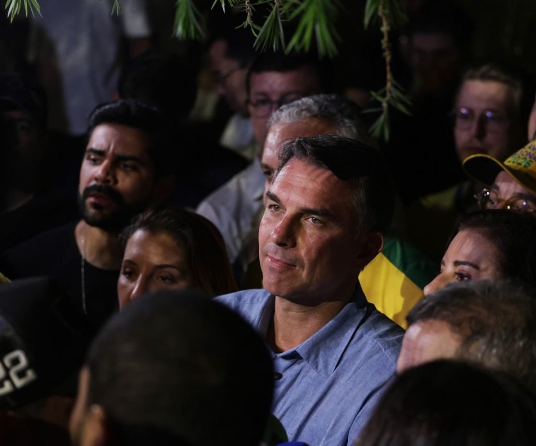 Flávio condiciona abertura de sigilos à conferência dos documentos de Lula