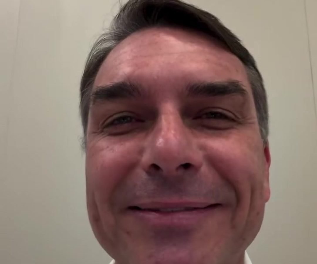 Flávio prega pegadinha, faz Lula confirmar presença e vai ao debate da Band no domingo