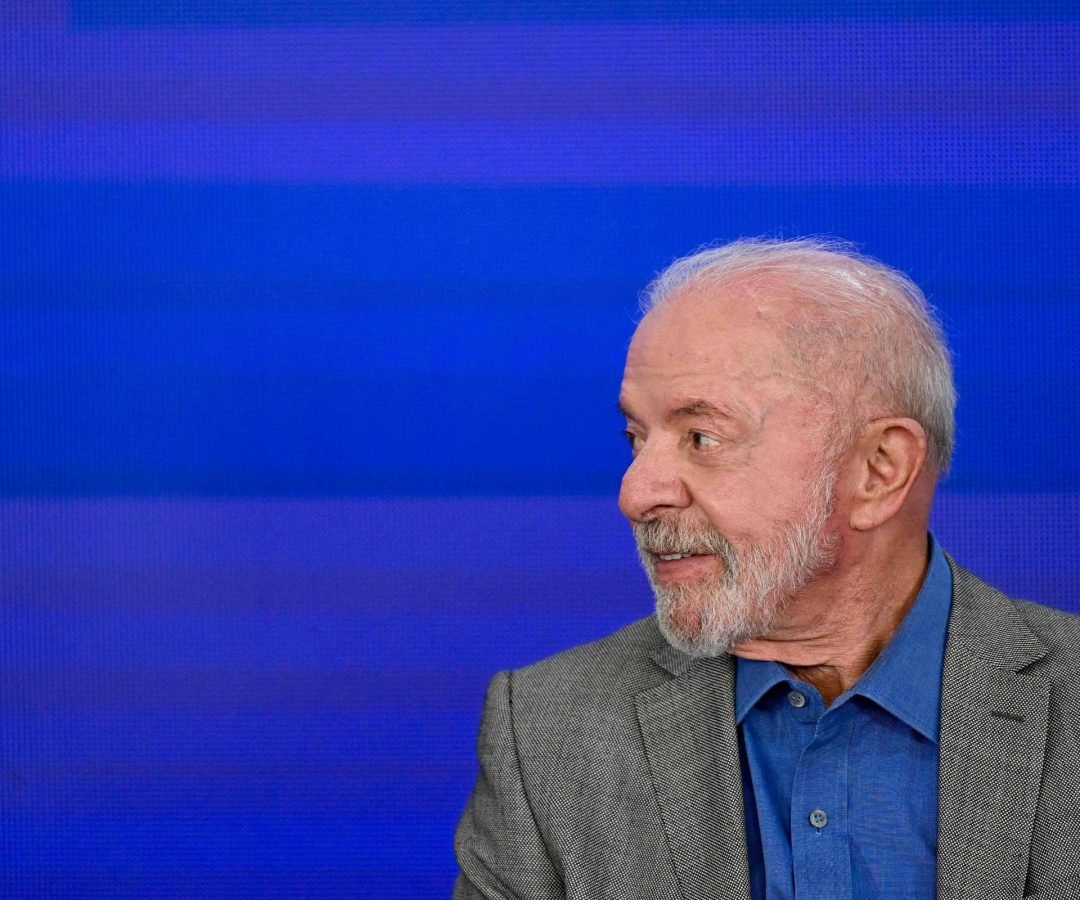Governo Lula manda zaps em massa sobre Bolsa Família; Flávio pede cassação no TSE