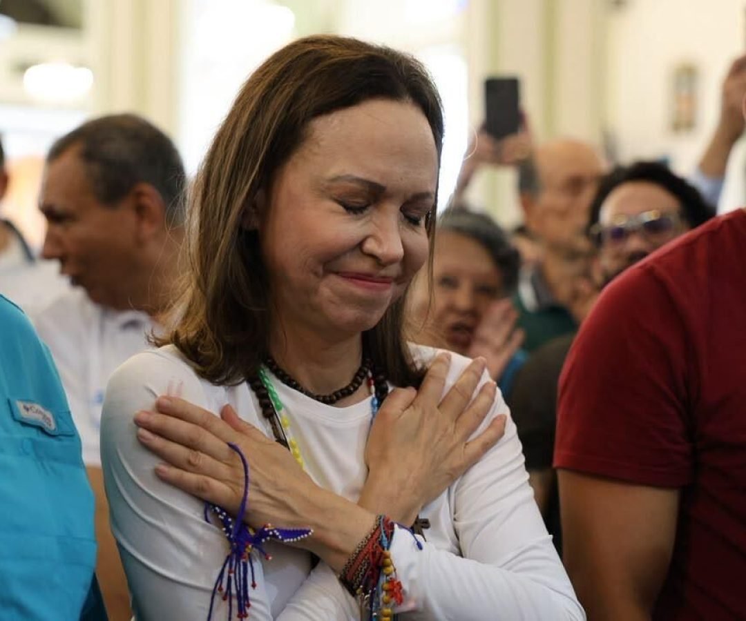 María Corina Machado volta à Venezuela após sete tentativas frustradas