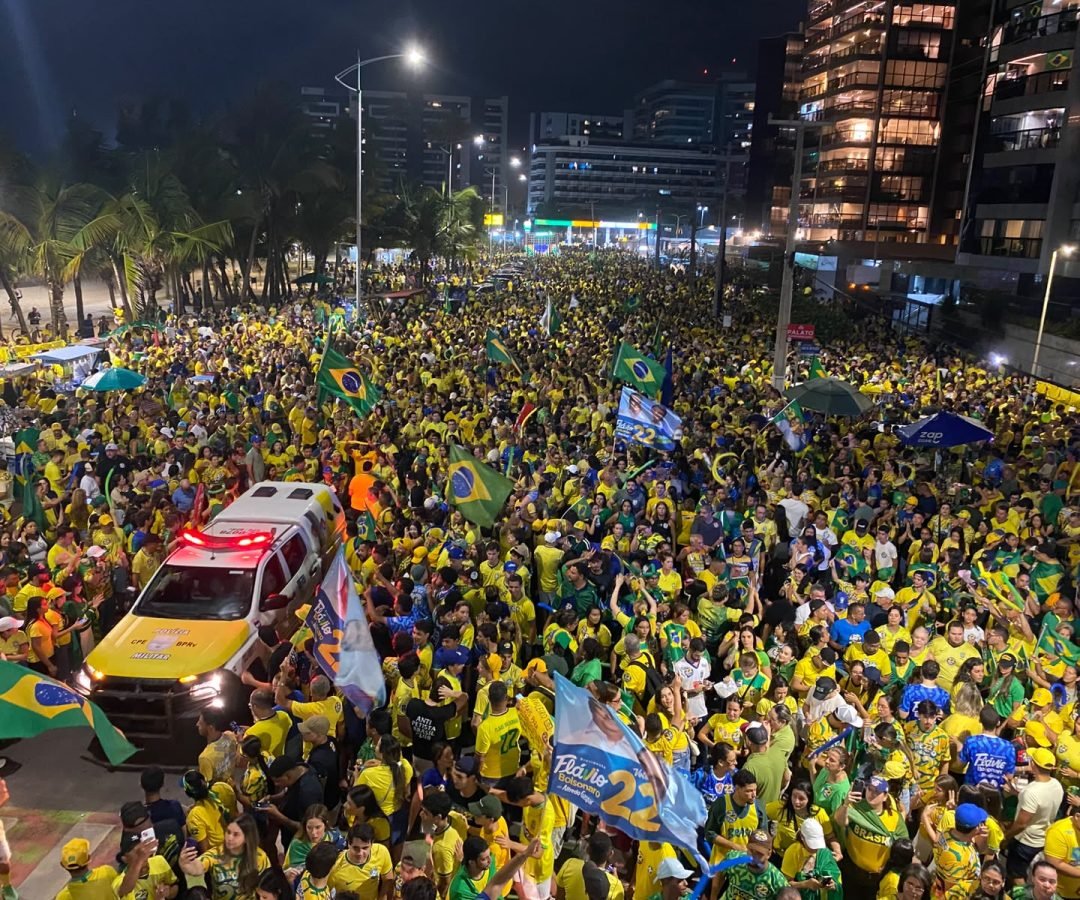 Milhares de apoiadores de Flávio Bolsonaro tomam a orla de Maceió no Bloco do 22