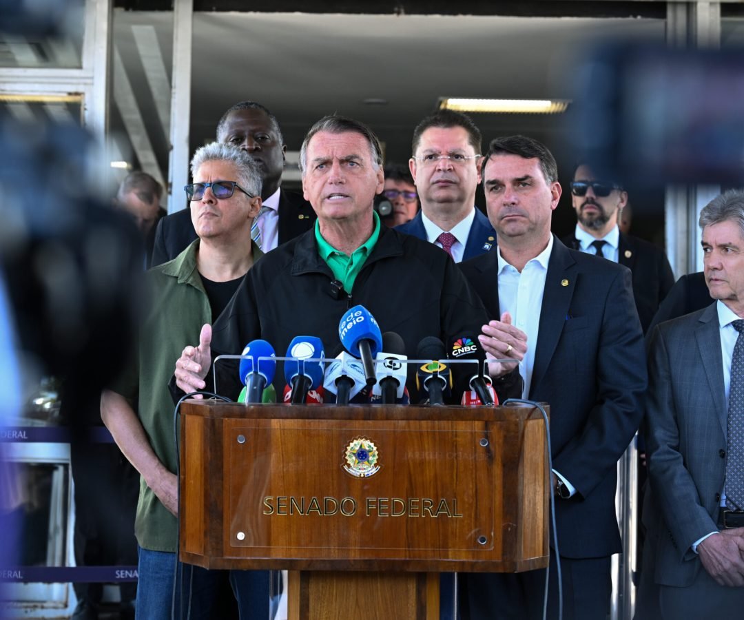 Moraes autoriza Flávio Bolsonaro a voltar a visitar o pai em prisão domiciliar