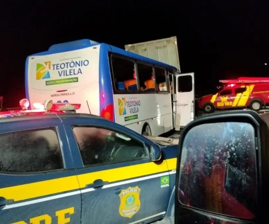 Motorista morre e 11 universitários ficam feridos em batida de ônibus na BR-101