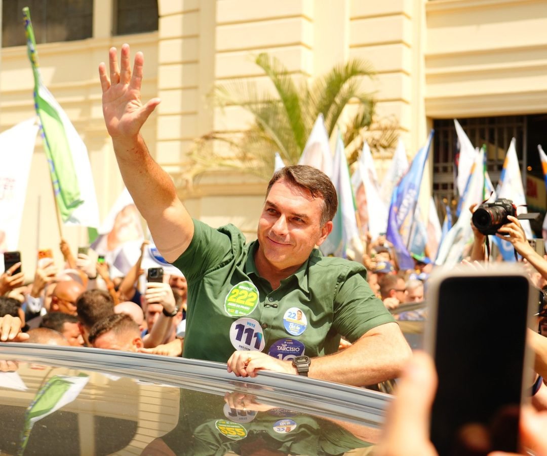 Pesquisa Gerp: Flávio Bolsonaro lidera contra Lula no 2º turno a seis dias da eleição