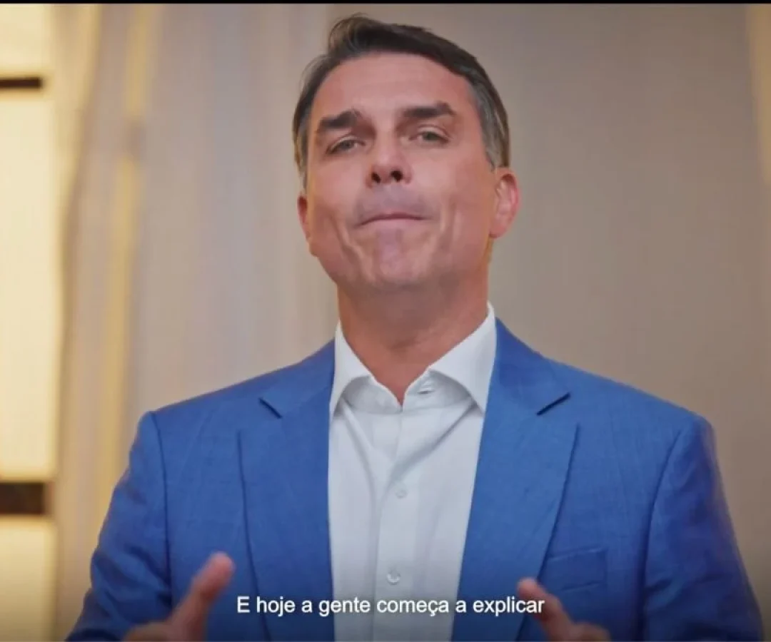 Programa de Flávio Bolsonaro vai ao ar sem som na TV, e ele diz que "não existe coincidência"