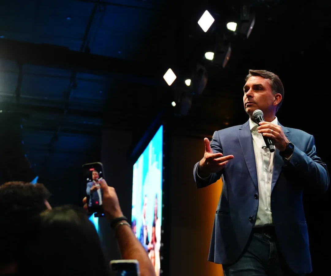 TSE manda Lula tirar do ar propaganda que associa Flávio Bolsonaro a assédio