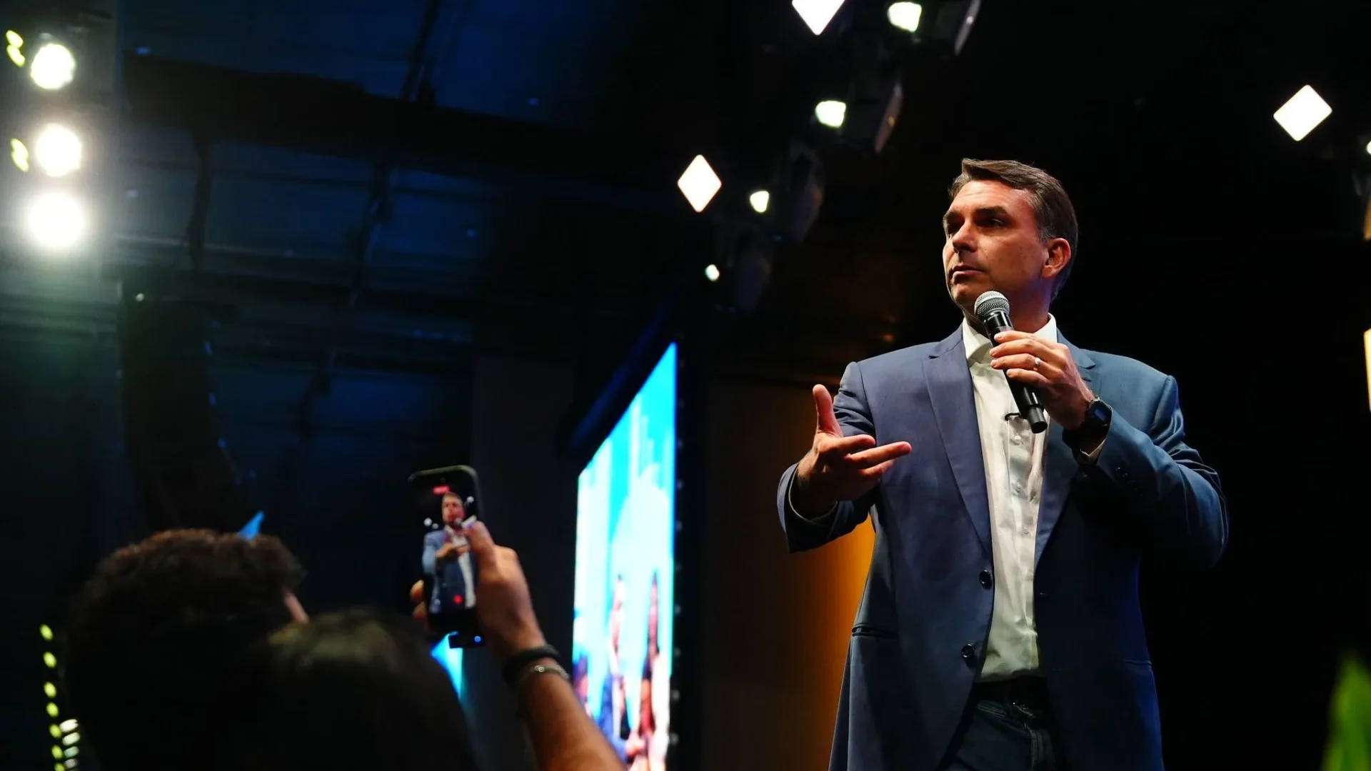 TSE manda Lula tirar do ar propaganda que associa Flávio Bolsonaro a assédio